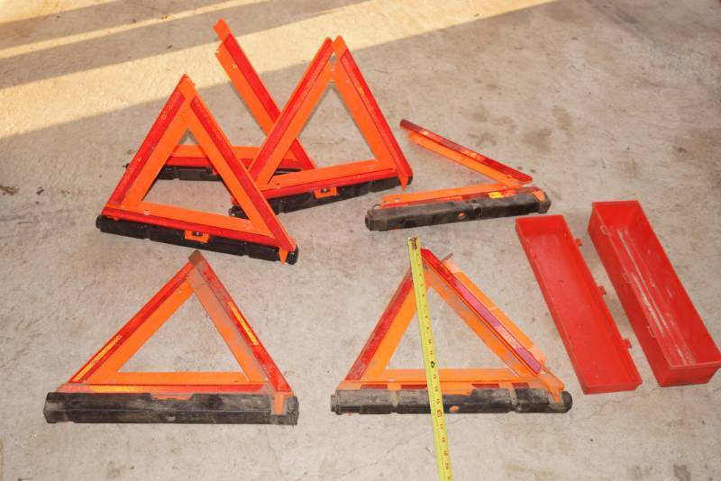 lot 5903 image: Lot of Roadside Emergency Markers