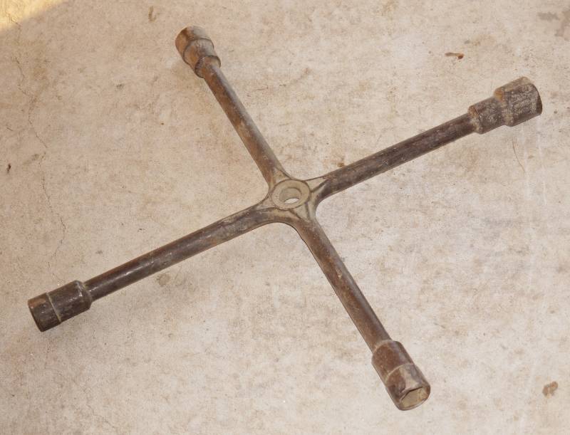 lot 5904 image: 4-Way Tire Iron - Ken Tool