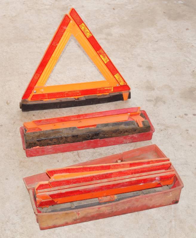 lot 5910 image: Lot of Roadside Emergency Markers