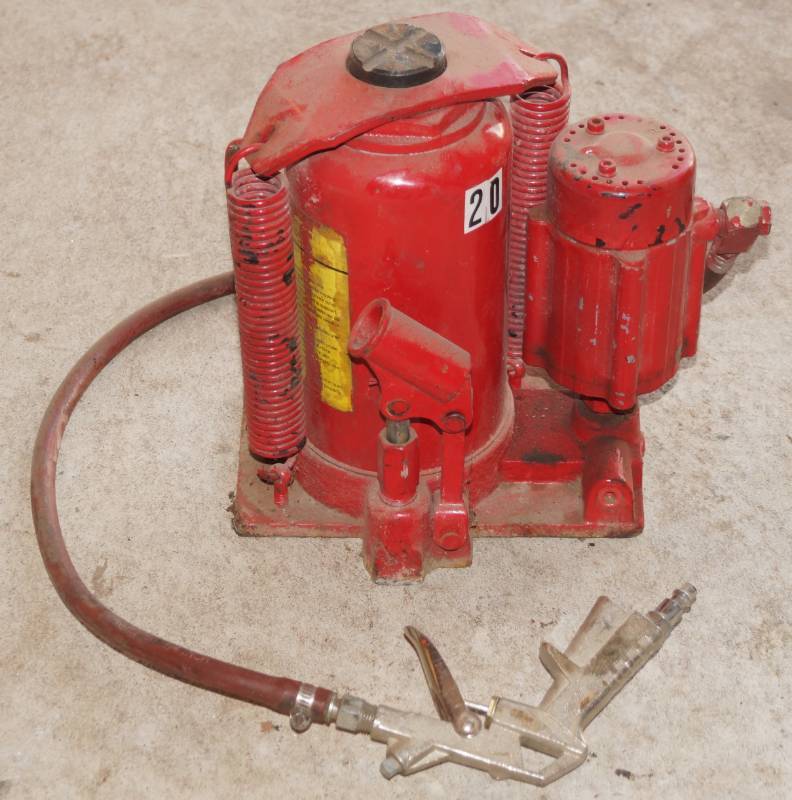 lot 5911 image: Air Hydraulic Bottle Jack