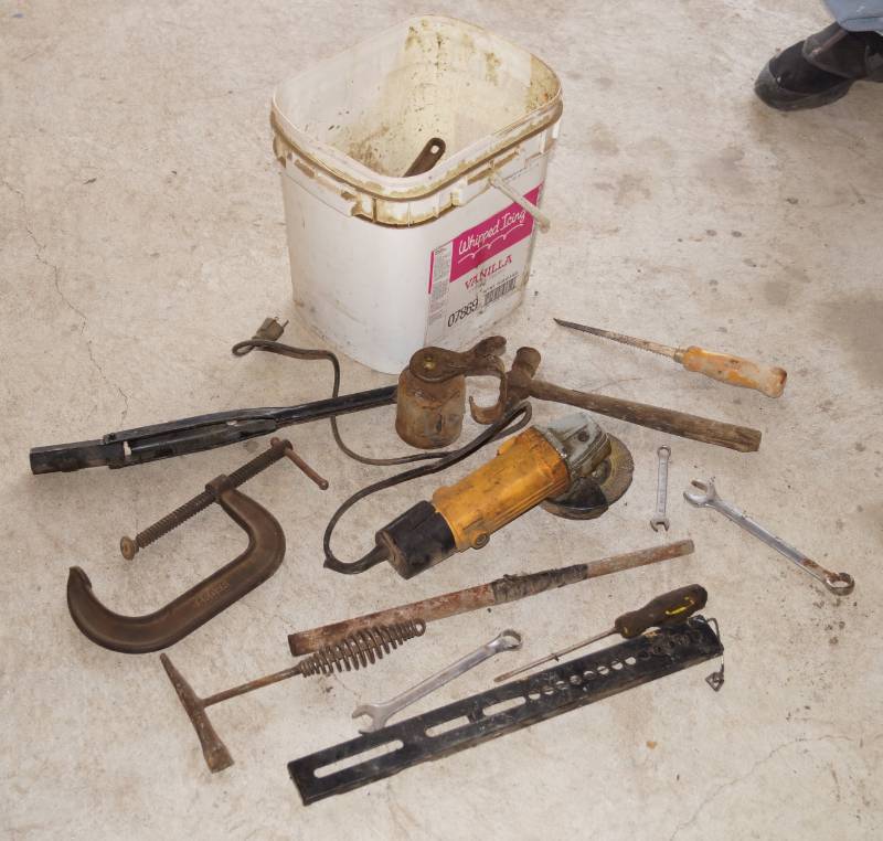 lot 5914 image: 6 C-Clamp 1460-6, Vintage Roller, other misc. vintage tools and more in a bucket