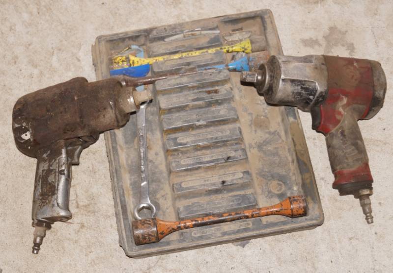 lot 5919 image: Lot of 2 Impact Wrenches and a set of sockets