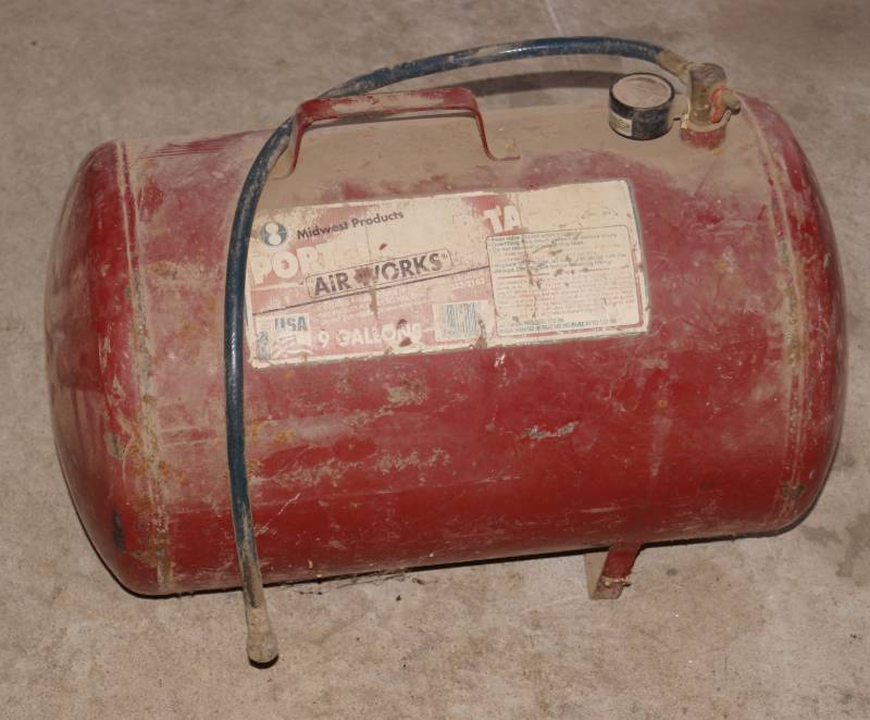 lot 5925 image: Portable 9 Gallon Air Tank