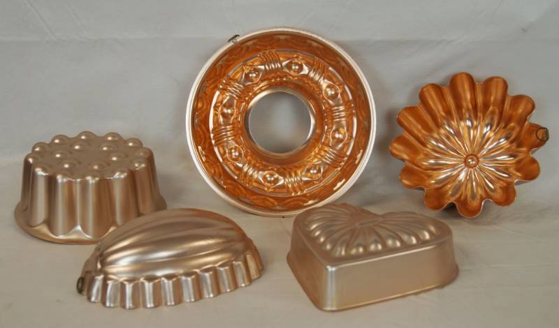 lot 6027 image: Lot of 5 Copper Colored Baking Pans - Great condition - Awesome Dcor - has hooks to hang