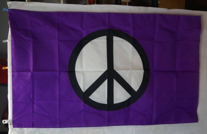 lot 6023 image: Purple PEACE Sign Flag - NEW 5ft x 3ft GROOVY