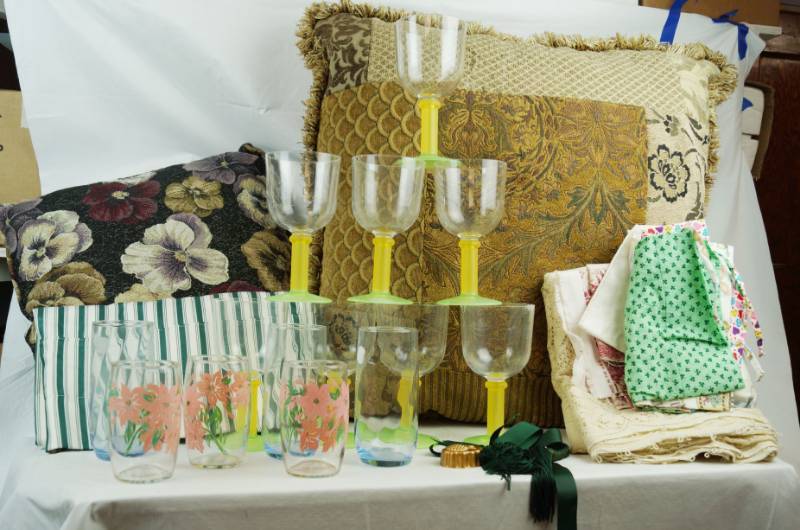 lot 6423 image: Lot of Decorative Pillows, Large Lace Curtain, Vintage Glasses,  Plastic Party Drink Cups and misc. fabric