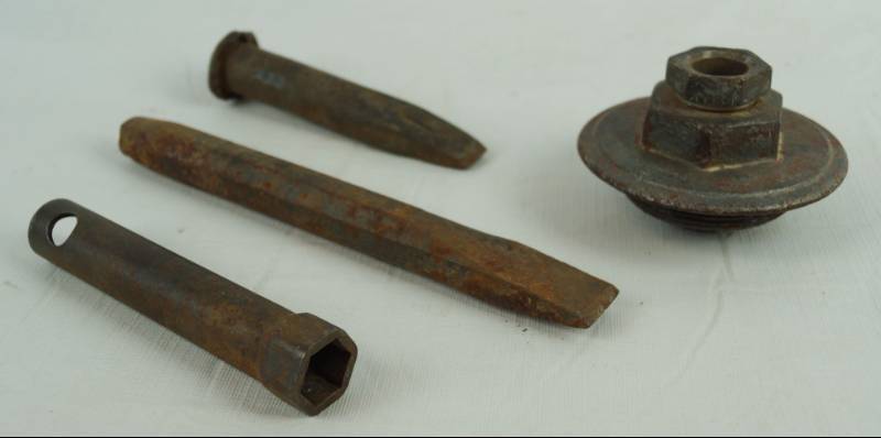 lot 1102 image: Lot of Vintage Metal Items