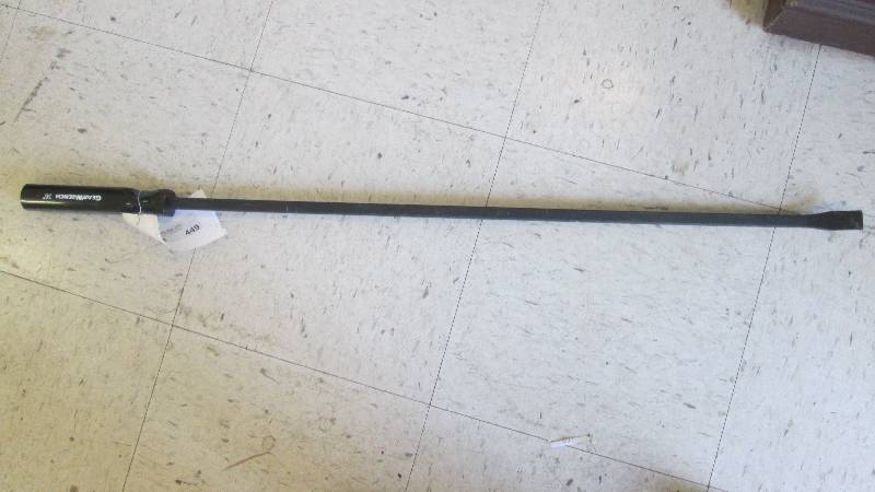 lot 449 image: NEW 36 Gearwrench Pry Bar (Shop Tools)