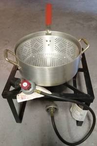 lot 45730 image: Outdoor Propane Cooker with Aluminum pot and Strainer basket  - Retail $96