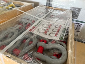 lot 977 image: Unused lot of Heavy Duty U type Shackles  38 shackles in total