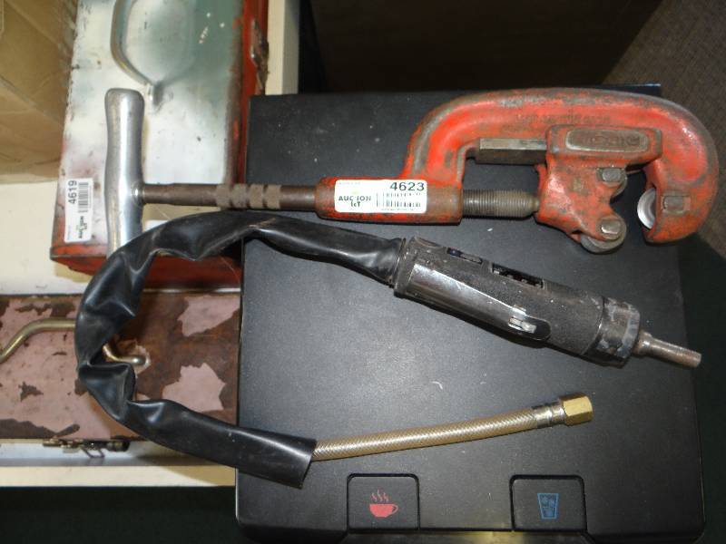 lot 4623 image: Ridgid Pipe Cutter 18 to 2 & American Rodcraft tire buffer