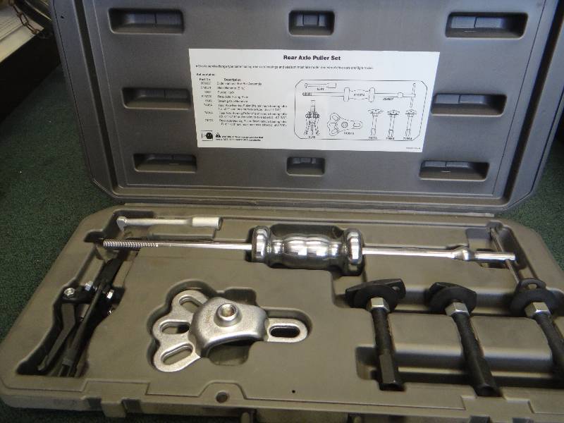 lot 4635 image: Mac Tool rear axle puller set