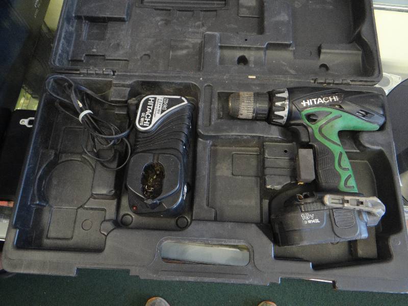lot 4640 image: 18 volt Hitachi Cordless Drill