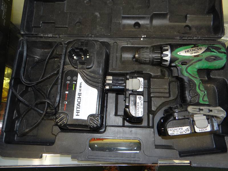 lot 4647 image: 18 volt Hitachi Cordless Drill w 2 batteries & charger