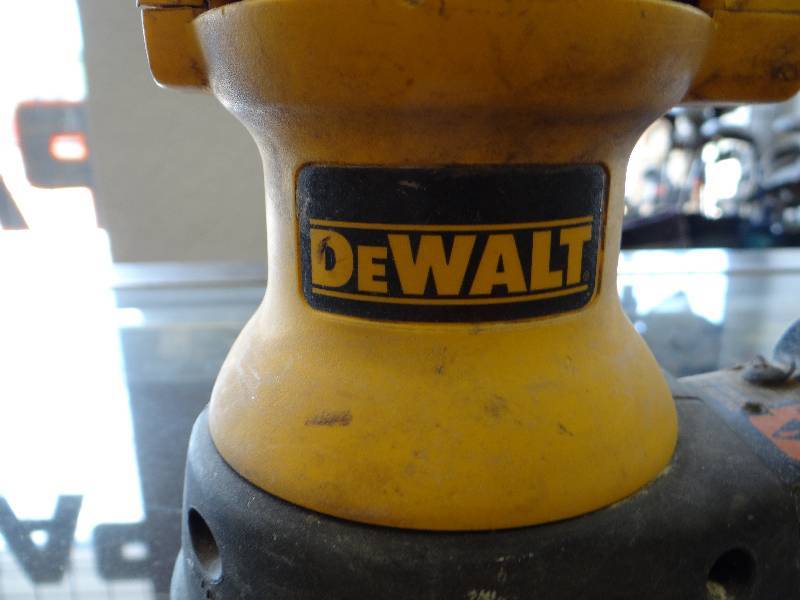 lot 4673 image: dewalt orbit palm sander