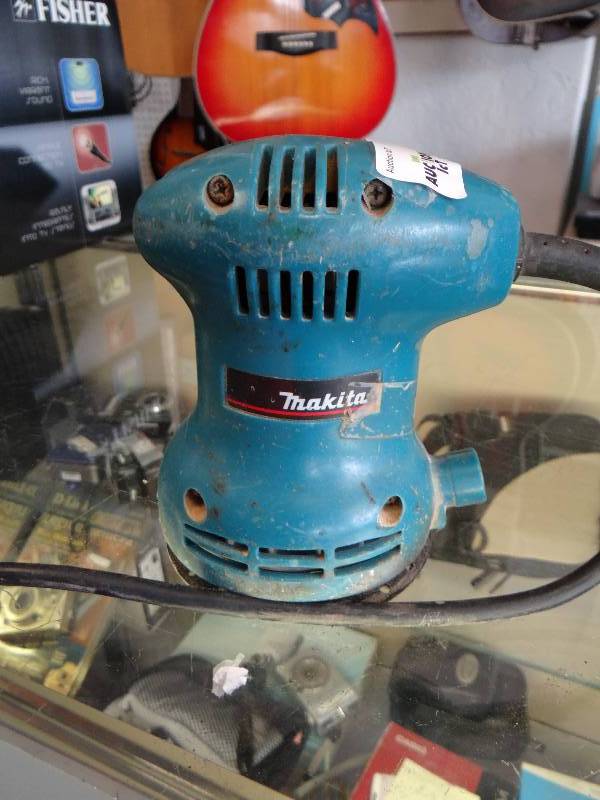 lot 4677 image: Makita orbit sander