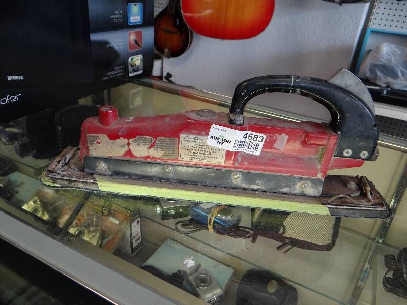 lot 4683 image: Central Pneumatic Air straight line sander