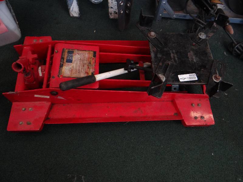 lot 4695 image: 800 pound transmisson jack