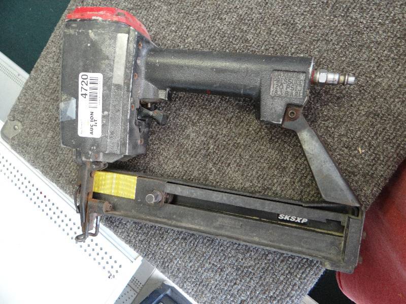lot 4720 image: Senco nail gun