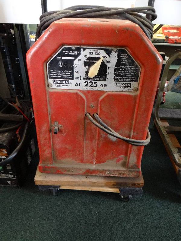 lot 4745 image: Lincoln Arc welder