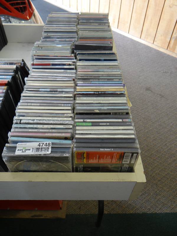 lot 4748 image: Large lot of CDS