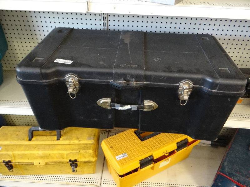 lot 4769 image: Large tool box w contents. Scroller saw, Skil drill, socket set