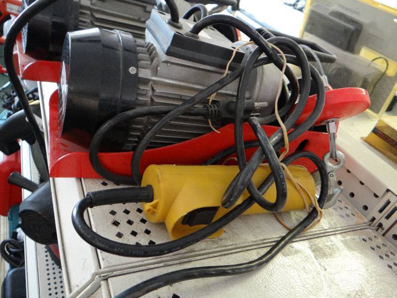 lot 4782 image: Chicago electric hoist