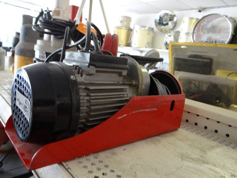 lot 4783 image: Chicago electric hoist