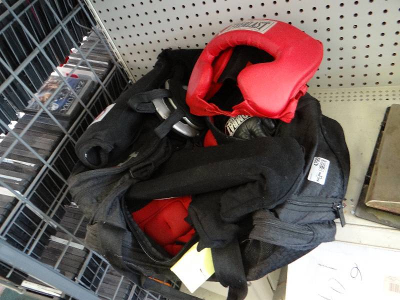 lot 4799 image: Under Armour duffel bag w boxing gear