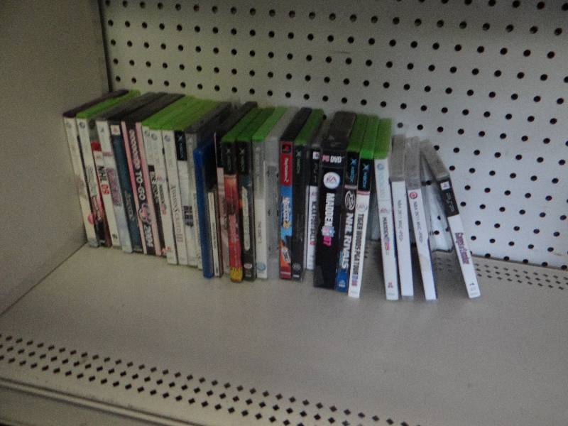 lot 4839 image: Large lot of video games