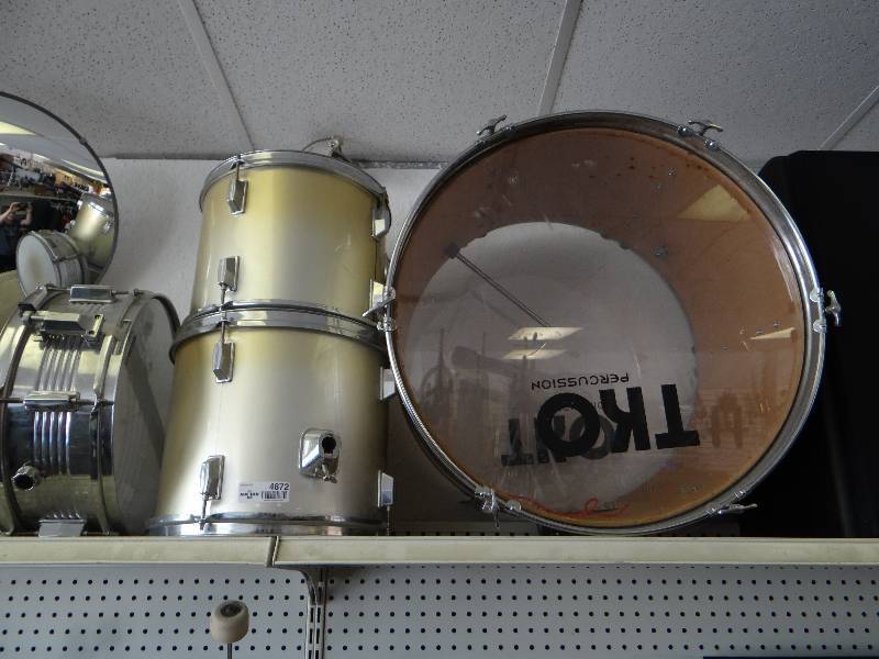 lot 4872 image: 4 piece drum set