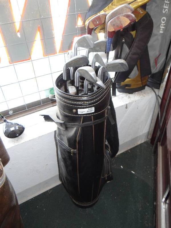 lot 4887 image: Brunswick  golf bag w clubs