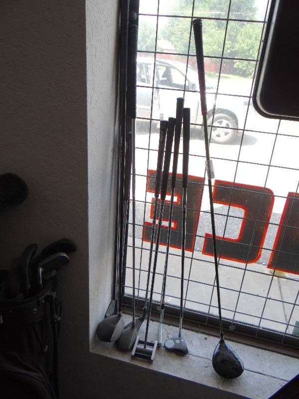 lot 4890 image: Lot of golf clubs