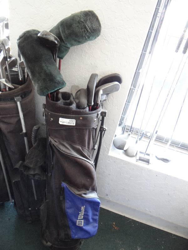 lot 4891 image: Wilson golf bag w clubs