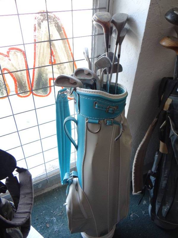 lot 4895 image: Ladies golf club set w golf bag