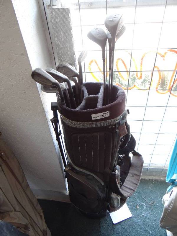 lot 4896 image: Tour golf bag w clubs