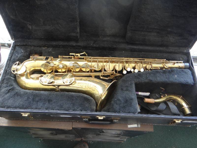 lot 4903 image: Signet saxaphone w case