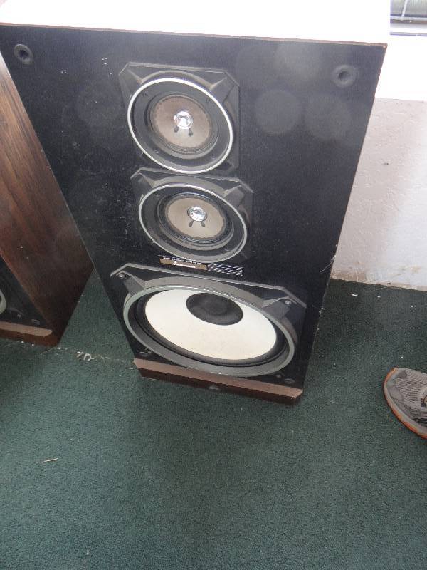 lot 4904 image: Mitsibishi speaker ss-106 100 watt