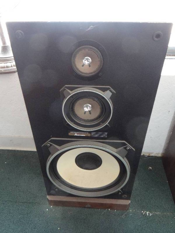 lot 4905 image: Mitsibishi speaker ss-106 100 watt
