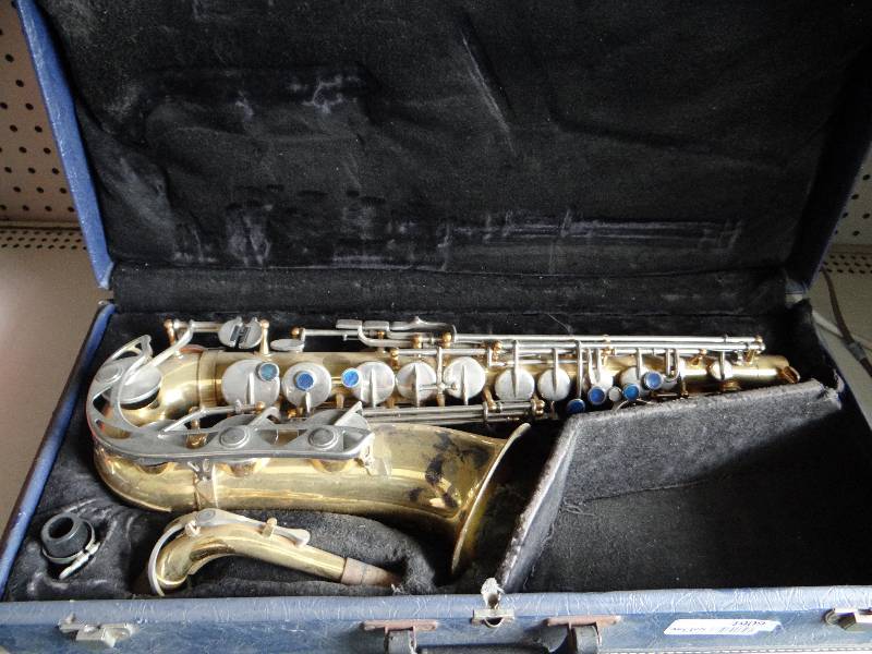 lot 4909 image: Saxophone w case