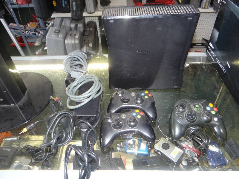 lot 4913 image: Xbox 360 w power cords & 3 controllers
