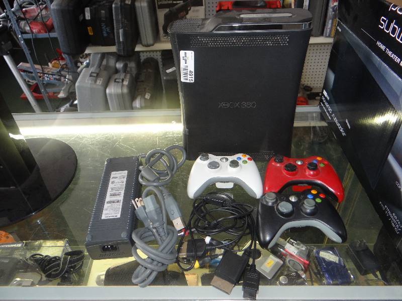 lot 4915 image: Xbox 360 w 3 controllers & power cord