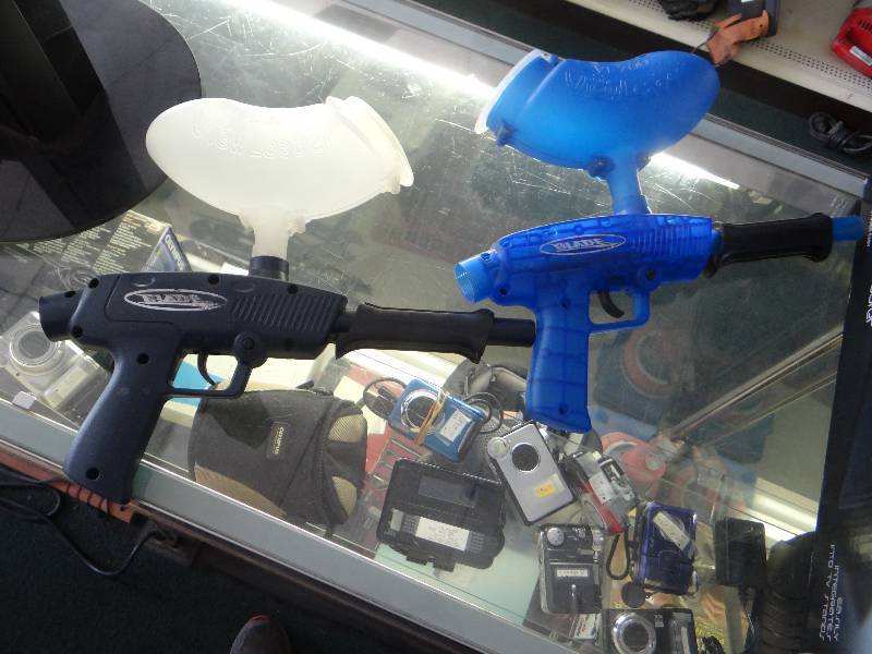 lot 4917 image: 2 View loader 200 paint ball guns