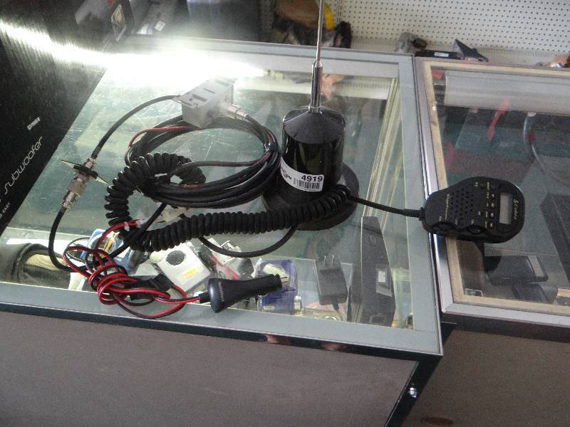 lot 4919 image: Magnetic antenna & CB radio