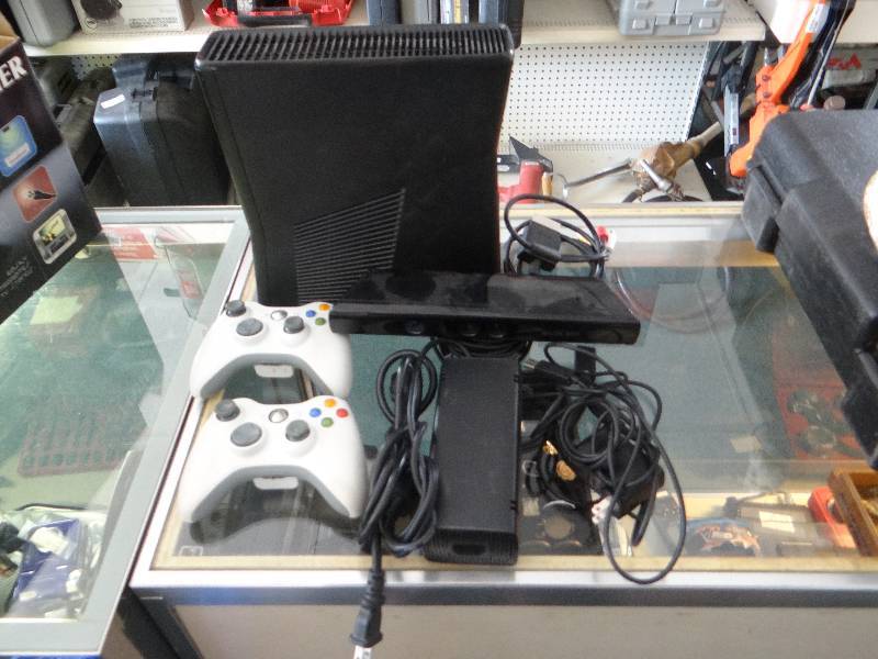 lot 4922 image: Xbox 360 w kinect, 2 controllers & power cord