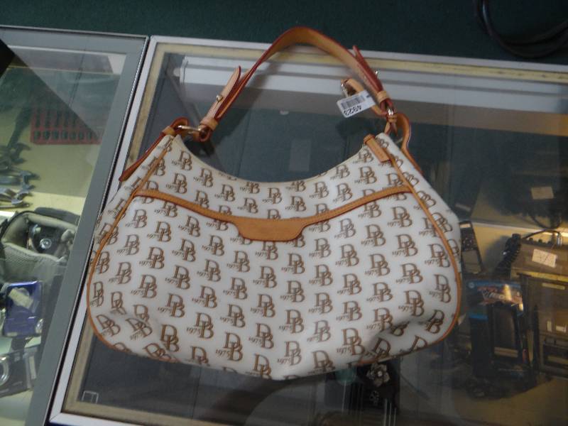 lot 4923 image: Dooney & Bourke purse