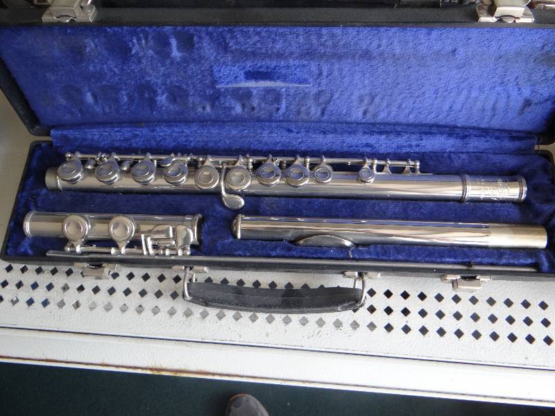 lot 4925 image: Bundy flute & cleaning tool in case