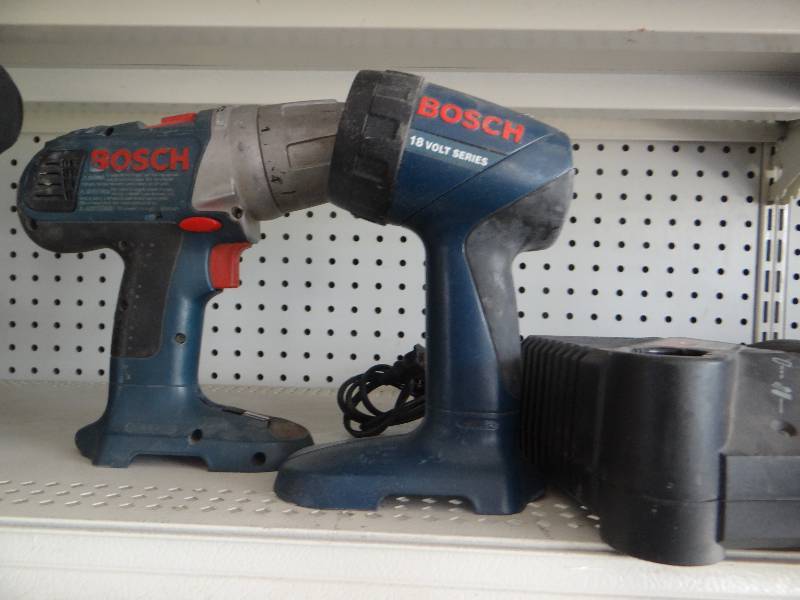 lot 4934 image: Bosch 18 volt cordless drill w charger
