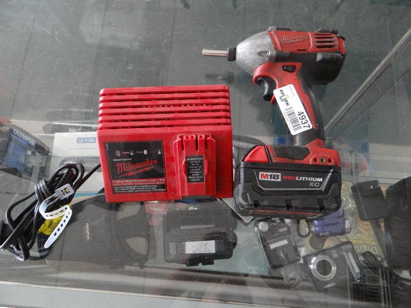 lot 4937 image: Milwaukee cordless drill w battery and charger