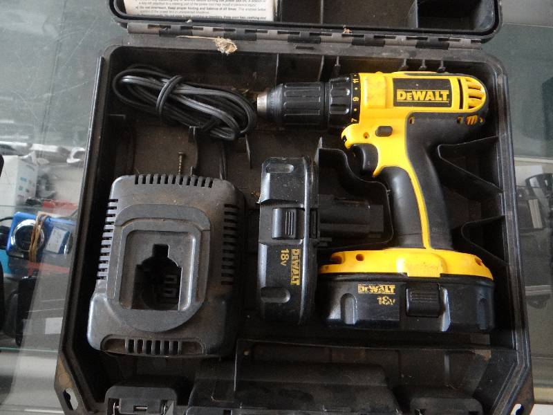 lot 4938 image: Dewalt 18 volt cordless drill w 2 batteries & charger